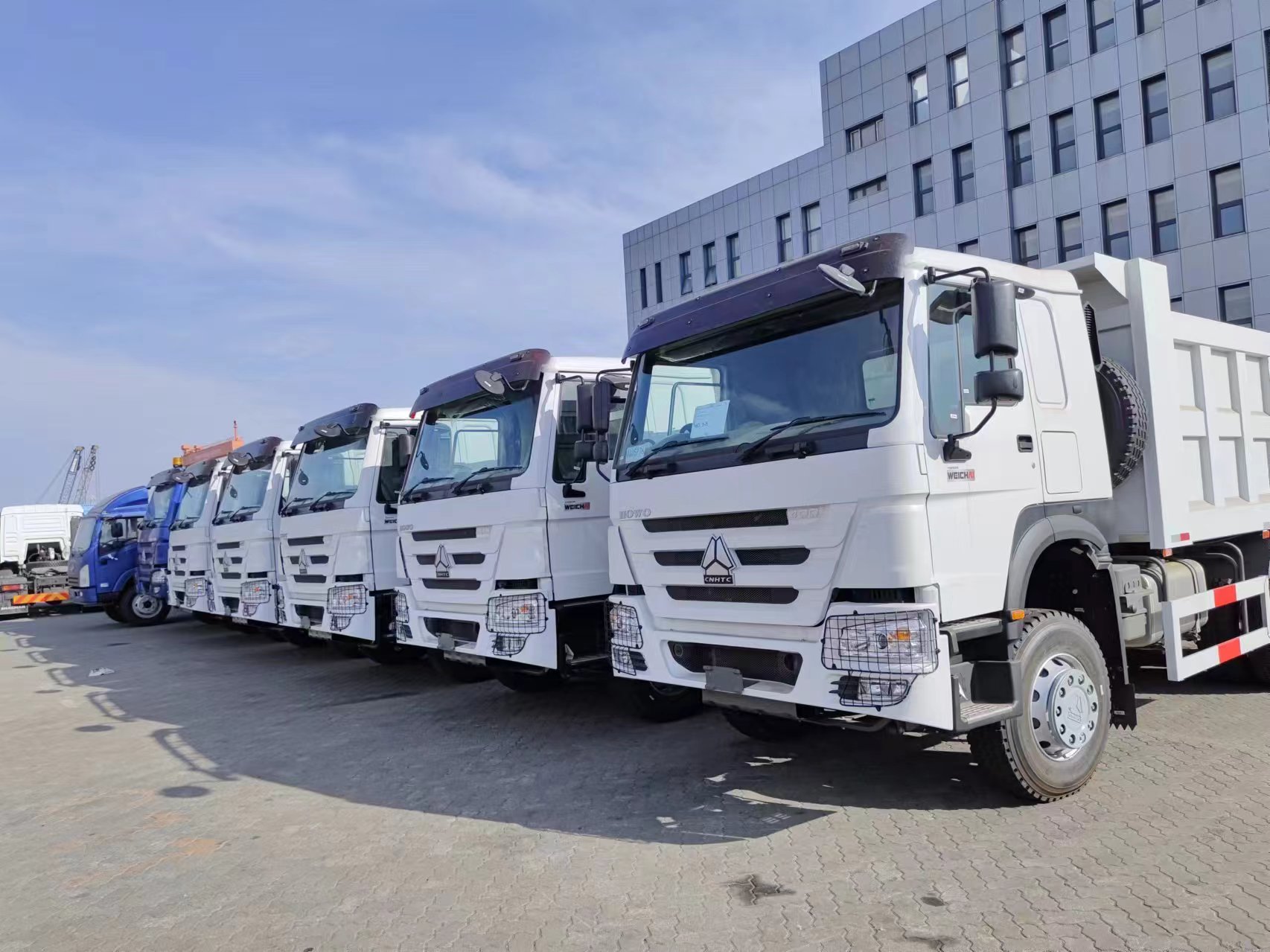 Sinotruk Howo 6 * 4 zabortegiak entregatzeko prest daude