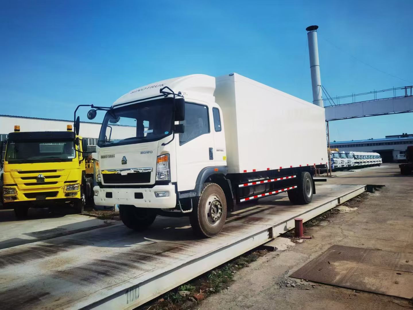 Sinotruk Howo 4x2 Vanbox Cargo Kamioia